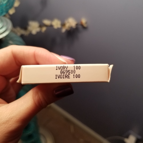 Ivory 100:Dual-Coverage Powder Foundation - Picture 3 of 4